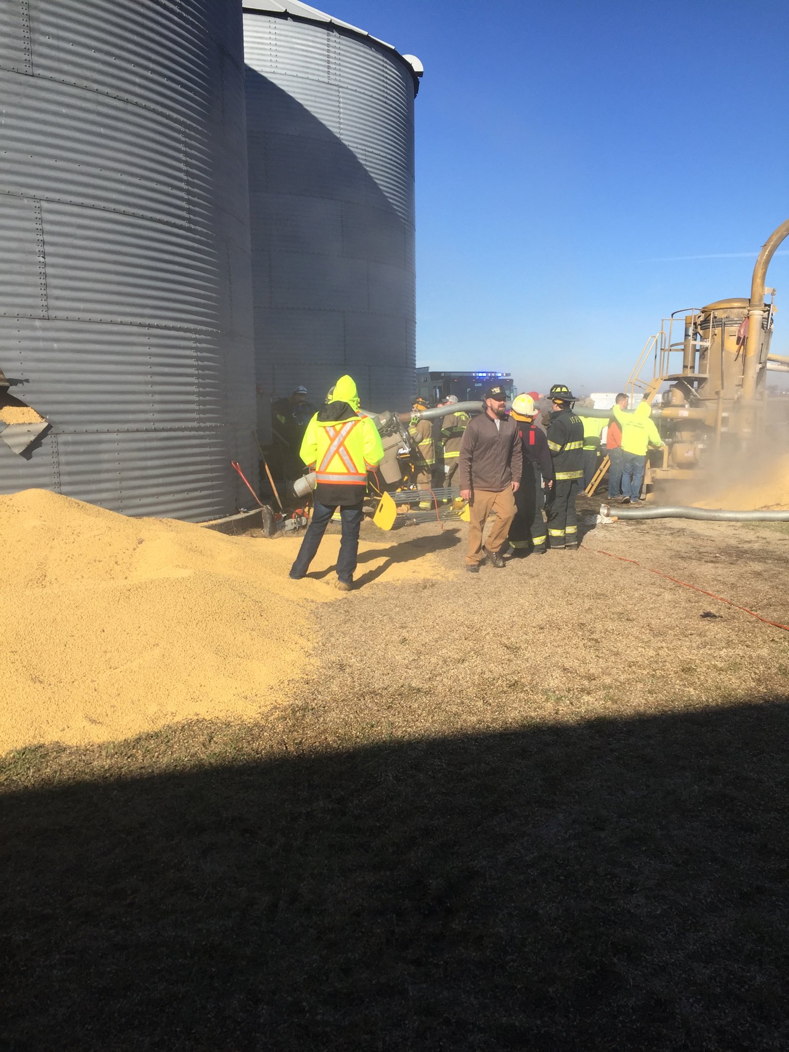 First responders rescue Illinois farmer from grain bin AGDAILY